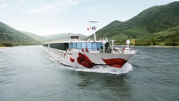 Ein Flusskreuzfahrtschiff von A-Rosa - &copy; Foto: A-ROSA Flussschiff GmbH/dpa-tmn