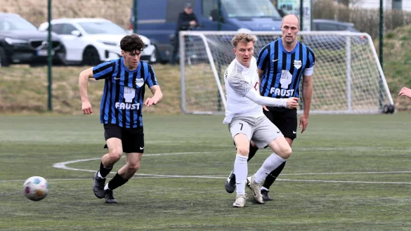 Asemissens Marius Seipt ist allein ggegen gleich drei Jerxer-Gegenspieler. - © Oliver König