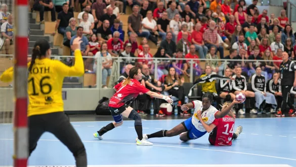 Ein typische Szene in der Salza-Halle: Die Th&uuml;ringerinnen Yuki Tanabe (links) und Julia Niederwieser lassen Blombergs Laetitia Quist nicht so einfach ziehen. - &copy; Kornej Weibert