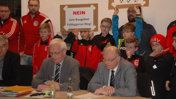 Hohes Konfliktpotenzial: Rund 100 BSV-Mitglieder sind mit Plakaten zur Fachausschusssitzung unter Vorsitz von Günther Borchard (vorne links) – an seiner Seite Bürgermeister Klaus Geise – in den Rathaussaal gekommen, um für ihre Interessen zu kämpfen. - © Manfred Brinkmeier