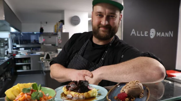 Das Weihnachtsmen&uuml; von Benedikt Paus mit Gem&uuml;seceviche, Kalbsbacken und Lebkuchenmousse. - &copy; Holger Kosbab