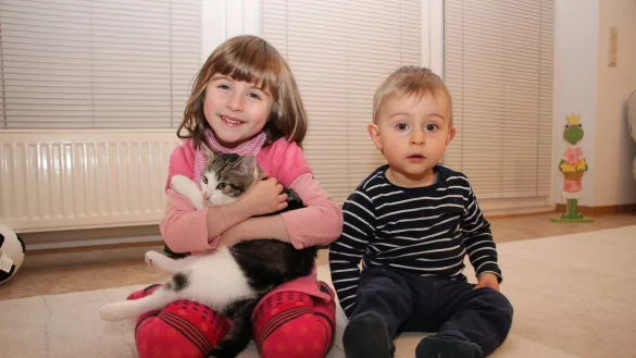 Clara-Marie und Paul-Vincent mit "Simba" - &copy; Marlen Grote