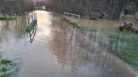In Schieder-Schwalenberg herrschte am Montagmorgen Land unter. Die Stra&szlig;e Siekfeld war komplett &uuml;berschwemmt. - &copy; Marianne Schwarzer