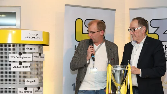 Hans-J&uuml;rgen Laufer, Pr&auml;sident des DSC Arminia Bielefeld, zieht die Lose f&uuml;r die Endrunde des LZ-Cup 2019, LZ-Sportredakteur Sebastian Lucas (links) f&uuml;hrt durch die Auslosung. - &copy; Paul Cohen