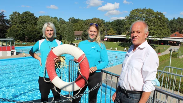 Noch sieht es nicht danach aus, aber der Auszubildende Dennis Rieken, die Fachangestellte f&uuml;r B&auml;derbetriebe, Ann-Kathrin M&ouml;hle und Vereinsvorsitender Wolfgang Schriegel stellen sich schon darauf an, das Freibad Schwarzenbrink winterfest zu machen. - &copy; Kirsten Fuhrmann