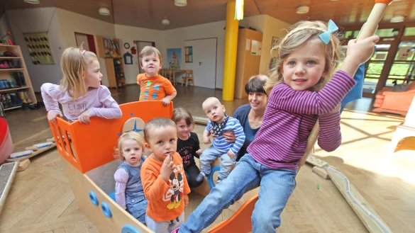 Bis 18 Uhr wird hier gespielt: Hinten klettern Paulina und Max, im Schiff sitzen Mila, Lucas, Emma und der kleine Bo-Jonah auf dem Arm von Erzieherin Inka Babatz und ganz vorne hat Mavie den Bug geentert. - &copy; Vera Gerstendorf-Welle
