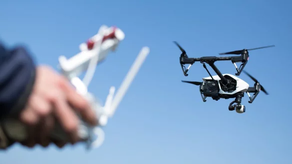 Multicopter in der Luft - &copy; Foto: Florian Schuh/dpa-tmn