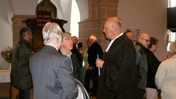 Gespräche nach dem Gottesdienst: Superintendent Dirk Hauptmeier (rechts) mit Gemeindemitgliedern. - © Wulf Daneyko