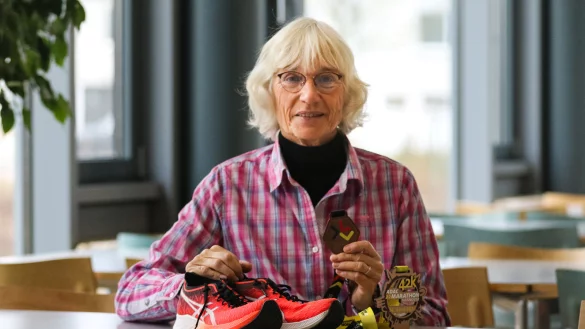 Besondere Schuhe, besondere Medaille: Christine Glose aus Lage hat mit 70 ihre Marathon-Premiere gefeiert. - © Oliver König