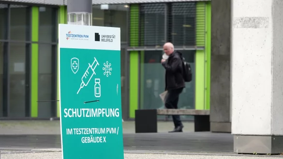 Vor dem Testzentrum an der Uni Bielefeld bildeten sich, wie vielerorts in der Region, zuletzt regelm&auml;&szlig;ig lange Schlangen. - &copy; Peter Unger