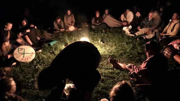 Friedlich feiern die Menschen Walpurgisnacht und Sommersonnenwende an den Externsteinen. - &copy; Seda Hagemann