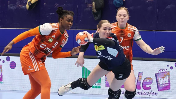 Blombergs Nieke Kühne gibt immer alles. Die Abwehr von Lubin kann in dieser Szene nur zuschauen. - © Paul Cohen