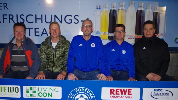 Ein Team f&uuml;r die Zukunft: (von links) Bodo Kibgies, Vorsitzender Fortuna Schlangen, Werner Koch, Sportlicher Leiter, die neuen Trainer Kai David und Sascha Weber sowie Sven Schl&uuml;ter, stellvertretender Vorsitzender Fortuna. - &copy; FC Fortuna Schlangen