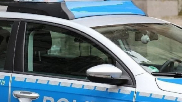 Zeugen beobachteten zwei fremde Fahrzeuge vor dem Haus. - &copy; dpa