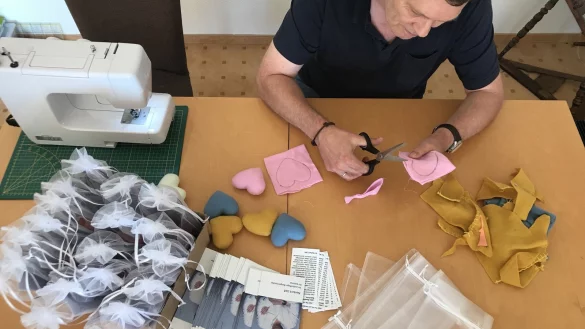 Das Foto zeigt Norbert Lie&szlig;, der Stoffherzen fertig. Diese hat er an Heimbewohner verteilt. - &copy; Bildrechte: Norbert Lie&szlig;