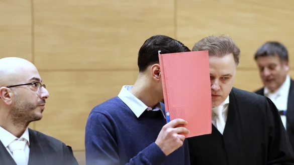 Der 19-jährige Angeklagte im Saal des Bielefelder Landgerichts. Er soll Philipos Tsanis im Kurpark Bad Oeynhausen so schwer verletzt haben, dass der 20-Jährige an den Folgen starb. - © Alex Lehn