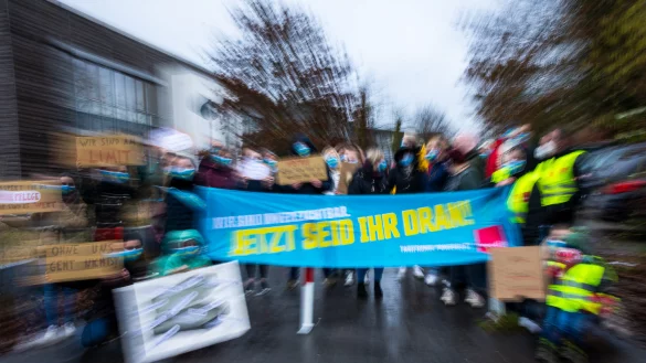Besch&auml;ftigte des Gemeindepsychiatrischen Zentrums nutzen ihre Mittagspause f&uuml;r einen Protest. Sie w&uuml;nschen sich bessere Arbeitsbedingungen und mehr Anerkennung. - &copy; Raphael Bartling