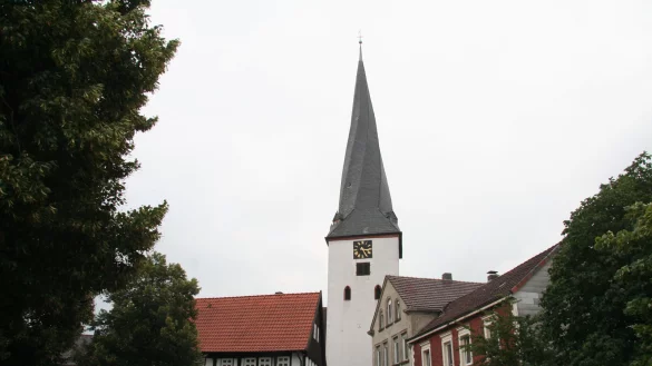 Überragt alles: die Dorfkirche in Heiden. - © Archifoto: Becker