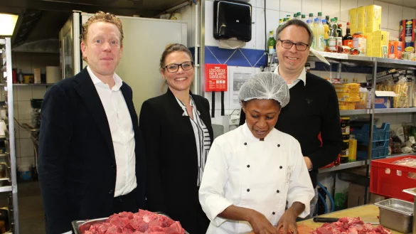 Christian Steffen, Iris Neumann und J&ouml;rg Schwichtenberg (von links) schauen der afrikanischen K&ouml;chin Lucia Danises &uuml;ber die Schulter.&nbsp; - &copy; Sandra Castrup