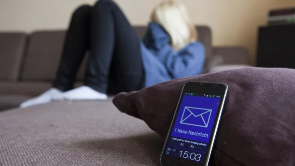 Verh&auml;ngnisvolle Smartphone-Nutzung - &copy; Foto: Silvia Marks/dpa-tmn