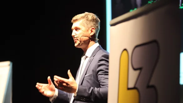 Bezieht das Publikum ein: Dr. Martin Emrich hat Schwarmintelligenz ganz praktisch erkl&auml;rt. Im Hangar wurde im Netzwerk gespielt, bewertet und abgestimmt. - &copy; Vera Gerstendorf-Welle