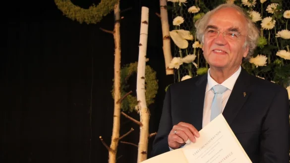 Thomas Walther erhält in Wangen die Urkunde und den Verdienstorden am Bande. - © Silke Buhrmester