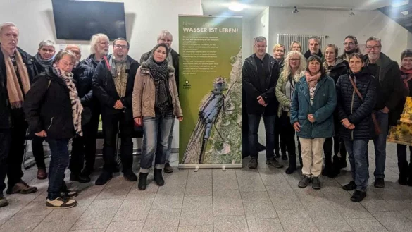 Foto AG und Besucher bei der Ausstellunger&ouml;ffnung "Wasser ist Leben" im Kalletaler Rathaus. - &copy; Gemeinde Kalletal