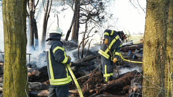 Die Feuerwehr löscht einen Holzunterstand in Homeien. - © Freitag-TV