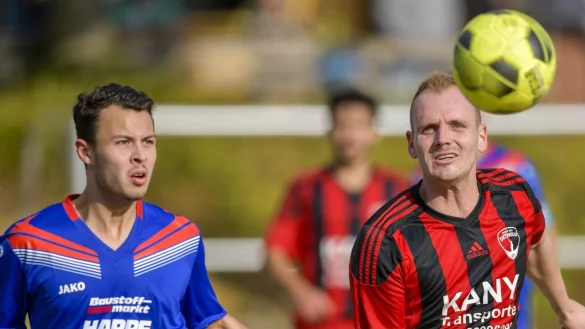 Den Ball im Visier: Das Spiel verlief wie in dieser Szene zwischen dem Postler Tim Haskins (rechts) und dem Brakelsieker Luca Schrader auf Augenh&ouml;he. 3:3 stand es am Ende. - &copy; Egon Penner