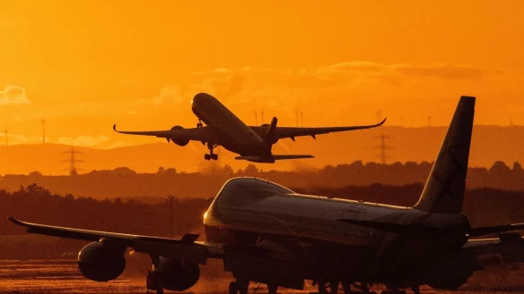 Abendstimmung am Flughafen - &copy; Foto: Boris Roessler/dpa
