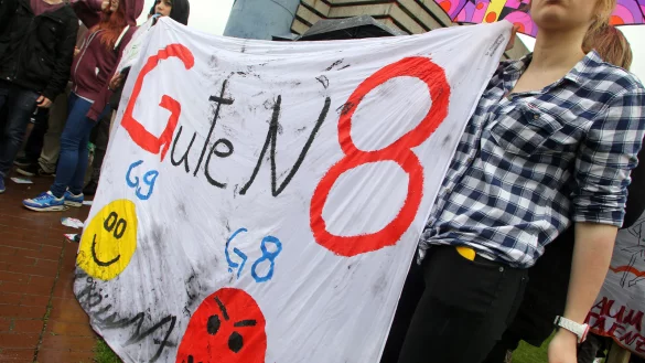 Oberstufenschüler demonstrieren am 15.05.2013 vor dem Landtag in Düsseldorf (Nordrhein-Westfalen) gegen das «Turbo-Abitur» nach acht Jahren (G8). Die FDP in NRW überlegt, das Turbo-Abi zum Wahlkampfthema zu machen und Gymnasien selbst entscheiden zu lassen, ob sie ihre Schüler in acht oder neun Jahren zum Abitur führen (G8/G9). - © dpa