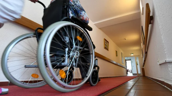 Die Kosten f&uuml;r Pflege werden in den n&auml;chsten Jahren drastisch steigen. - &copy; Holger Hollemann/dpa