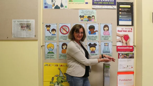 Kommissarische Schulleiterin Christa Kiehl-Oestreich und ihr Kollegium von der Bunten Schule in Lage bereiten sich auf die R&uuml;ckkehr aller Grundsch&uuml;ler vor. Der Desinfektionsspender sei f&uuml;r die Lehrer gedacht, sagt sie. Im Hintergrund haben die Lehrer die Hygieneregeln kindgerecht an der Wand veranschaulicht. - &copy; Karolina Schmidt
