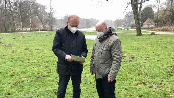 Technischer Beigeordneter Bernd Zimmermann (links) und Kurdirektor Michael Feiler stehen in dem Bereich am Kurparksee, in dem die erste Spielstation entstehen soll. - &copy; Sven Kienscherf