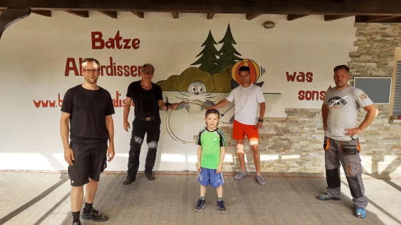 Thomas Schwekendiek ist Vorsitzender des TBV Jahn
Alverdissen, SPD-Ratsherr und Schornsteinfeger.

Das Foto entstand am Dienstag nach unserem letzten Arbeitseinsatz in der Batze.
Ich m&auml;he dort seid drei Jahren als F&ouml;rdermitglied den Rasen, an dem Tag wurden
wir sehr tatkr&auml;ftig von unserem B&uuml;rgermeisterkandidaten Borris Ortmeier
unterst&uuml;tzt.

Die weiteren Personen sind Florian Schalofski, Vorsitzender des F&ouml;rdervereins
und Ben- Lennart Pl&ouml;ger der sich schon sehr , wie alle anderen B&uuml;rger aus
Alverdissen auch, sehr auf die Er&ouml;ffnung freut. - &copy; Thomas Schwekendiek