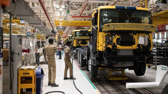 Daimler-Werk in Indien - &copy; Foto: Bernd von Jutrczenka/dpa