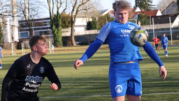 Leon Kienast vom TBV behauptet das Leder gegen Anreppens Pascal Rygol. - © Paul Cohen