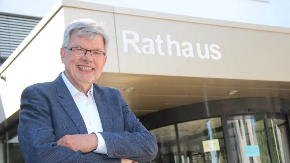 Gerhard Schemmel geht mit einem L&auml;cheln. - &copy; Martin Hostert(LZ)