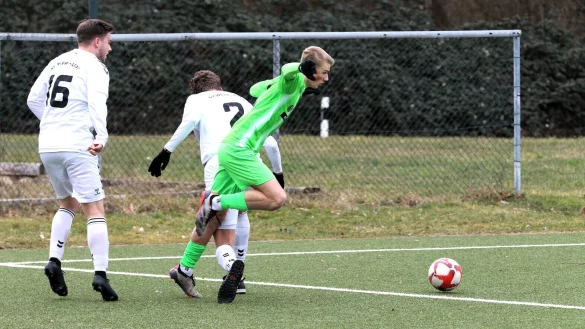Eingefädelt: Ahsmens Jon Maßmann im Duell mit den Werl-Aspern (von links) Niklas Lindemann und Luca Kopsieker. - © Oliver König