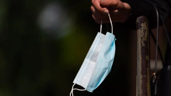 Einwegmaske - &copy; Foto: Robert Michael/dpa-Zentralbild/dpa