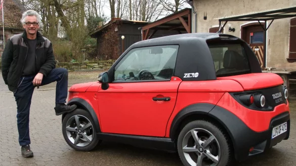 Klein, aber Oho: J&ouml;rg Kubbig und sein zehn Jahre altes Elektromobil. - &copy; Axel B&uuml;rger