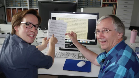 Theorie und Praxis wirken zusammen: Dirigierstudent Tim Hüttemeister (links) und Prof. Dr. Joachim Veit freuen sich über die gelungene Zusammenarbeit zwischen Musikpraxis und Musikwissenschaft. - © Krügler