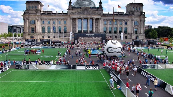 Der Reichstag im Zeichen des Fu&szlig;balls: Deutschland feiert auf allen Kan&auml;len. Speziell in der Hauptstadt. - &copy; J&ouml;rg Hagemann