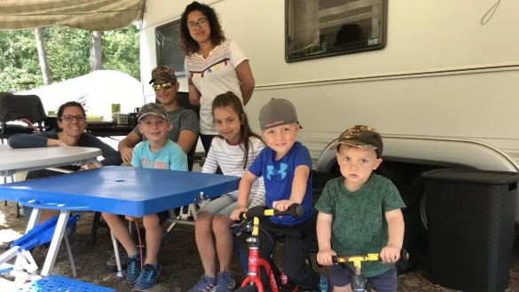 Startklar f&uuml;r den Ausflug: Stefanie und Mario Looso mit den Kindern Friedrich, Lena, Wilhelm und Heinrich (v. l.) sowie Aupairm&auml;dchen Rova. - &copy; Matthias Bungeroth