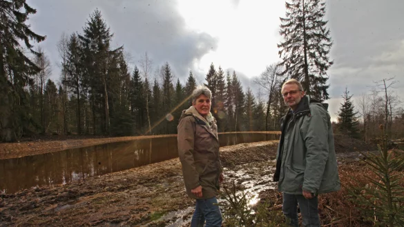 Matthias F&uuml;ller, Leiter der Biologischen Station Schieder, und Susanne Hoffmann, die stellvertretende Leiterin der Forstabteilung des Landesverbandes. - &copy; Vera Gerstendorf-Welle