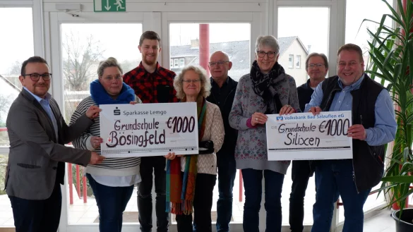 Johann Schick (Freie evangelische Gemeinde), Tanja Stock (Konrektorin Grundschule B&ouml;singfeld), Josa M&ouml;ller (Jugendreferent Almena) Silvia Genat (Rektorin Grundschule B&ouml;singfeld), Heinz-Gerhard N&ouml;lting (Kirchenvorstand B&ouml;singfeld), Christina Wojahn (Rektorin Grundschule Silixen), Bernd Massmann und Manfred Stoller (beide Organisationsteam) bei der Spenden&uuml;bergabe im Gemeindehaus Silixen. - &copy; Lorraine Brinkmann