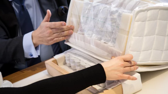 Stofftest von Matratzen - &copy; Foto: Christin Klose