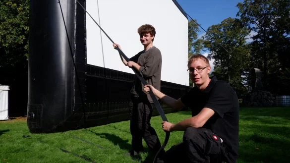 Sebastian Hanneforth (links) und Jonas Nagel beim Aufbau der aufblasbaren Leinwand. - &copy; Lorraine Brinkmann