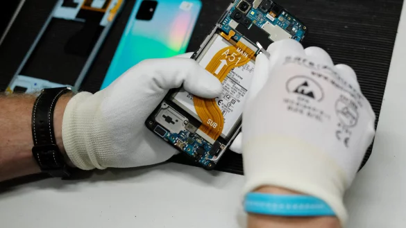 Ein Techniker &uuml;berpr&uuml;ft die Reparierbarkeit eines Smartphones &ndash; ein entscheidendes Kriterium im neuen EU-Energielabel. - &copy; Sebastian Willnow/dpa