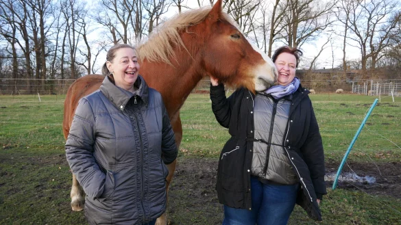 Annette Arkenberg und Birte Hanczuch leiten den Verein Halona MuT und geben ganz vielen unterschiedlichen Tieren ein neues Zuhause auf dem Tierhof in Diepenau. - © Sonja Vollmer